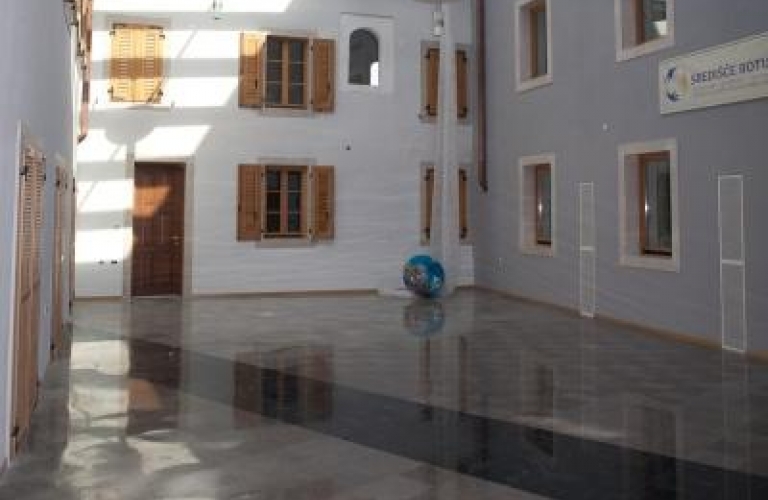 Frančiškanski Samostan Koper - Središče Rotunda