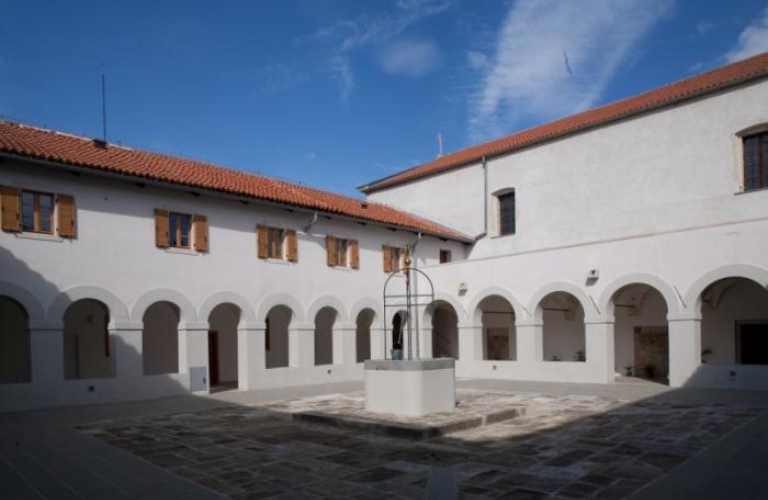Frančiškanski Samostan Koper - Atrij s križnim hodnikom