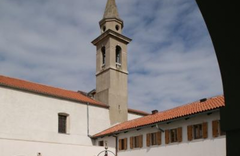 Frančiškanski Samostan Koper - Atrij s križnim hodnikom