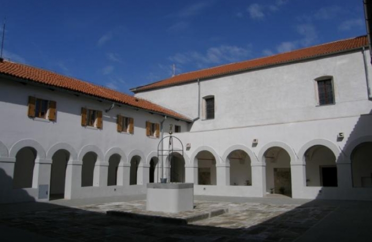 Frančiškanski Samostan Koper - Atrij s križnim hodnikom