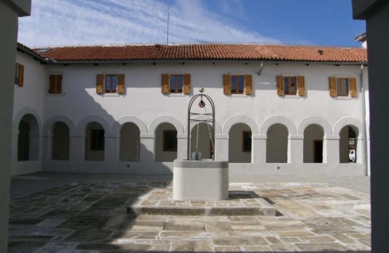 Frančiškanski Samostan Koper - Atrij s križnim hodnikom
