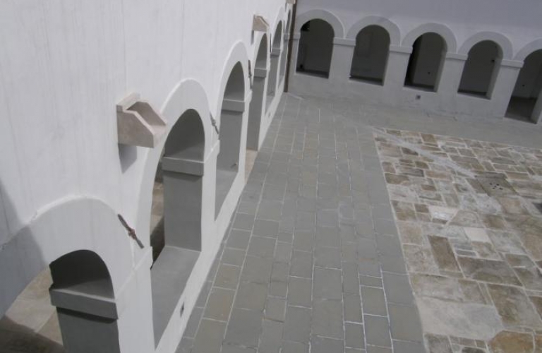 Frančiškanski Samostan Koper - Atrij s križnim hodnikom