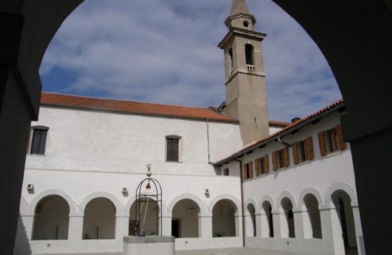Frančiškanski Samostan Koper - Atrij s križnim hodnikom