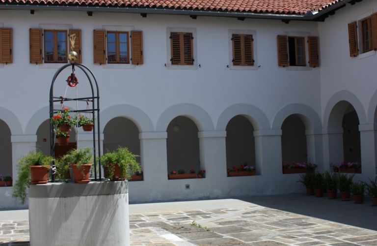 Frančiškanski Samostan Koper - Atrij s križnim hodnikom