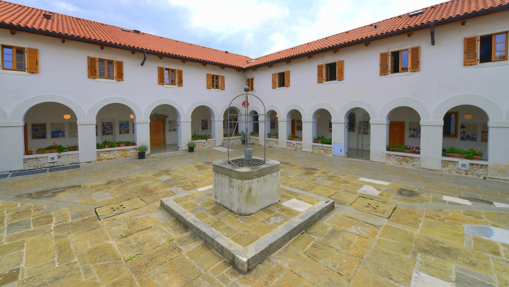 Frančiškanski Samostan Koper - Atrij s križnim hodnikom